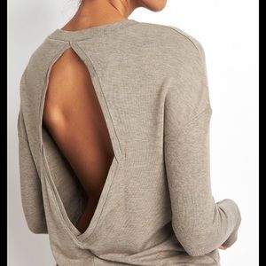 ALO YOGA intricate long sleeve, size S